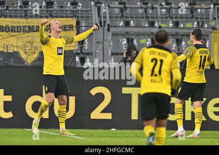 Dortmund, Allemagne.14th janvier 2022.Soccer : 1.Bundesliga, Borussia Dortmund - SC Freiburg, Matchday 19, signal Iduna Park: Erling Braut Haaland de Dortmund célèbre après son but pour 4:1.Crédit : David Inderlied/dpa - REMARQUE IMPORTANTE :Conformément aux exigences de la DFL Deutsche Fußball Liga et de la DFB Deutscher Fußball-Bund, il est interdit d'utiliser ou d'avoir utilisé des photos prises dans le stade et/ou du match sous forme de séquences et/ou de séries de photos de type vidéo./dpa/Alay Live News Banque D'Images