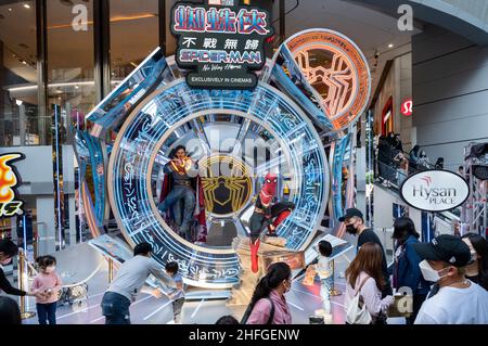 Hong Kong, Chine.11th décembre 2021.On voit des gens prendre des photos avec des personnages de Marvel et de Marvel Studios appartenant à Disney pour commémorer et annoncer le film « Spider-man: No Way Home » à Hong Kong.Crédit : SOPA Images Limited/Alamy Live News Banque D'Images