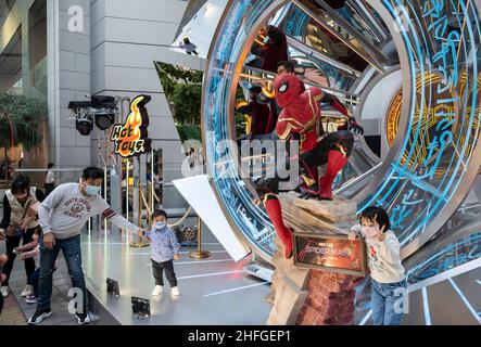 Hong Kong, Chine.11th décembre 2021.On voit des gens prendre des photos avec des personnages de Marvel et de Marvel Studios appartenant à Disney pour commémorer et annoncer le film « Spider-man: No Way Home » à Hong Kong.Crédit : SOPA Images Limited/Alamy Live News Banque D'Images