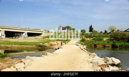 Passage temporaire sur la rivière Llobregat à Sant Boi de Llobregat, Barcelone, Catalunya, Espagne, Europe Banque D'Images