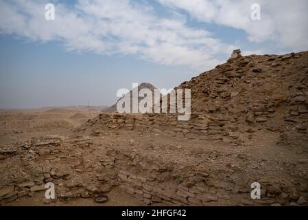 Vue vers la pyramide Userkaf depuis les ruines près de la pyramide STEP de Djoser.Vestiges archéologiques dans la nécropole de Saqqara, Égypte Banque D'Images