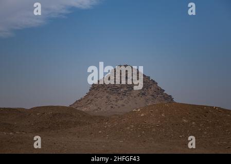 Vue vers la pyramide Userkaf depuis les ruines près de la pyramide STEP de Djoser.Vestiges archéologiques dans la nécropole de Saqqara, Égypte Banque D'Images