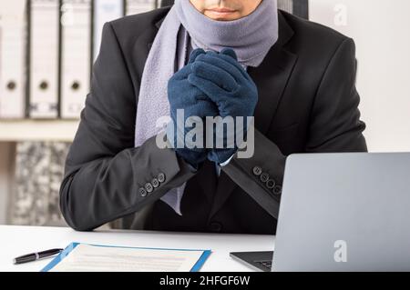 Gros plan des mains un cadre froid travaillant avec une panne de chauffage en hiver au bureau Banque D'Images