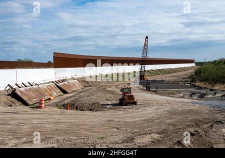 Le mur frontalier USA-Mexique est en construction.McAllen, Texas, États-Unis. Banque D'Images