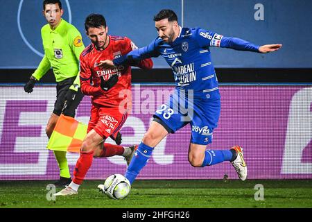 Troyes, France, France.16th janvier 2022.Leo DUBOIS de Lyon et Adil RAMI d'ESTAC Troyes lors du match de Ligue 1 entre ESTAC Troyes et Olympique Lyonnais (OL) au Stade de l'Aube, le 16 janvier 2022 à Troyes, France.(Image de crédit : © Matthieu Mirville/ZUMA Press Wire) Banque D'Images