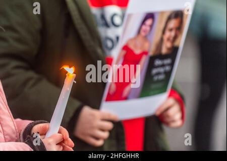 Bantry, West Cork, Irlande.16th janvier 2022.Entre 400-500 personnes se sont rassemblées à Bantry cet après-midi pour tenir une vigile et une promenade à la mémoire d'Ashling Murphy.Un silence de 5 minutes s'est tenu au cimetière de l'abbaye, après que les participants y ont marché depuis la place de Bantry.Mme Murphy a été trouvée morte mercredi après-midi sur les rives du Grand Canal, Co.Gardai sont toujours à la recherche de son tueur, qui reste à l'ensemble.Crédit : AG News/Alay Live News Banque D'Images