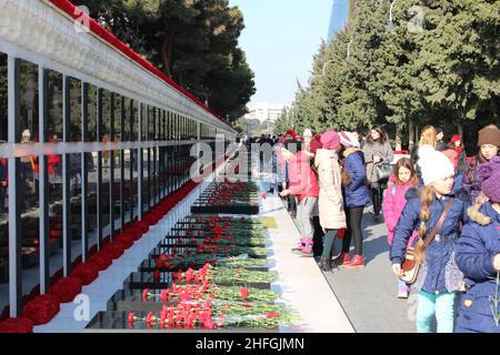 Personnes visitant le cimetière de Martyrs ou Shehidler Khiyabani à l'anniversaire du 20th janvier 1990.Bakou - Azerbaïdjan : 19 janvier 2018. Banque D'Images