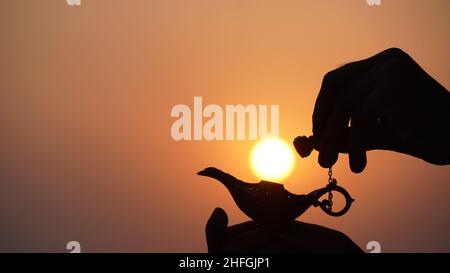 lampe magique aladdin dans le ciel avec le soleil Banque D'Images