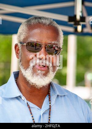 Portrait d'un homme noir à barbe blanche Banque D'Images