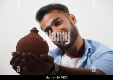 Homme montrant sa banque de piggy indian banque de piggy Banque D'Images