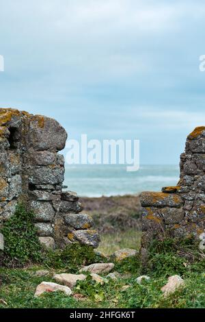 La ruine de la vieille maison de Stonehouse près de la mer.Normandie France Banque D'Images