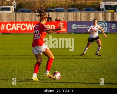 Crayford, Londres, Royaume-Uni.16th janvier 2022.The Oakwood Stadium, Crayford, Londres, 16th janvier 2022 Jorja Fox (28 - Charlton Athletic Women) a l'air de distribuer la passe dans le match entre Charlton Athletic Women et Lewes Women au championnat FA Women's Championship de l'Oakwood Stadium, Crayford, Londres, le 16th janvier 2022 Claire Jeffrey/SPP crédit :SPP Sport presse photo./Alamy Live News Banque D'Images