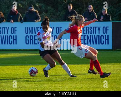 Crayford, Londres, Royaume-Uni.16th janvier 2022.The Oakwood Stadium, Crayford, Londres, 16th janvier 2022 INI Umotong (15 - Lewes Women) tente de dépasser la défense dans le match entre Charlton Athletic Women et Lewes Women dans le championnat FA Women's Championship au stade Oakwood, Crayford, Londres le 16th janvier 2022 Claire Jeffrey/SPP crédit:SPP Sport presse photo./Alamy Live News Banque D'Images