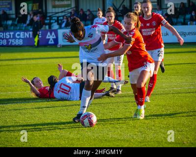 Crayford, Londres, Royaume-Uni.16th janvier 2022.The Oakwood Stadium, Crayford, Londres, 16th janvier 2022 INI Umotong (15 - Lewes Women) tente de soutenir la défense de Charlton dans le match entre Charlton Athletic Women et Lewes Women dans le championnat FA des femmes au stade Oakwood, Crayford, Londres le 16th janvier 2022 Claire Jeffrey/SPP crédit:SPP Sport presse photo./Alamy Live News Banque D'Images