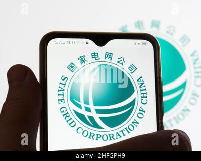 Ukraine.16th janvier 2022.Dans cette illustration, le logo de la State Grid Corporation of China est affiché sur un écran de smartphone avec le logo de la State Grid Corporation of China en arrière-plan.(Credit image: © Igor Golovniov/SOPA Images via ZUMA Press Wire) Banque D'Images
