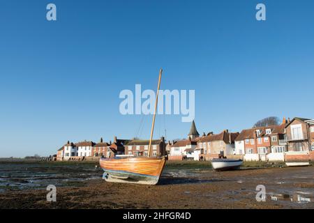 Bateau à voile en bois sur la plage boueuse dans le village de Bosham, Sussex, paysage de ciel bleu Banque D'Images