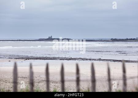 Vue générale de l'île de Tathiou en Normandie près de Saint Vaast la Hougue France Banque D'Images