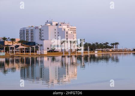 Ein Bokek, Israël - 29 décembre 2021 : vue sur la côte et l'hôtel à Ein Bokek, Mer Morte. Banque D'Images