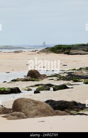 Rocky Beach près de St Vaast la Hougue avec la Tour Vauban, côte française Banque D'Images