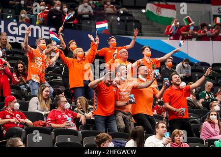 BUDAPEST, HONGRIE - JANVIER 16: Fans des pays-Bas avant le match des hommes EHF Euro 2022 Groupe B entre l'Islande et les pays-Bas au MVM Dome le 16 janvier 2022 à Budapest, Hongrie (photo de Henk Seppen/Orange Pictures) Banque D'Images