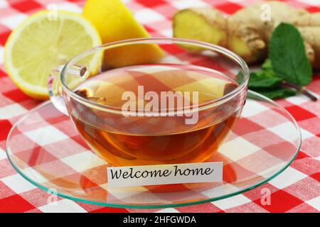 Carte de bienvenue avec une tasse de thé, citron, gingembre frais et menthe Banque D'Images