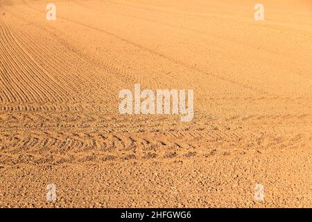 champ fraîchement labouré en automne avec des marques de pneu Banque D'Images