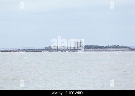 Île Tathiou près de St Vaast la Hougue en Normandie France par un temps pluvieux nuageux Banque D'Images