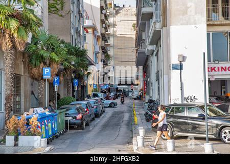 Thessalonique, Grèce - 27 juillet 2021 : rue typique du centre-ville.C'est la deuxième plus grande ville de Grèce et la capitale de la région géographique de la Macédoine Banque D'Images