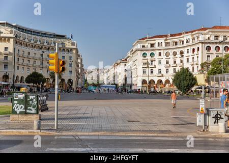 Thessalonique, Grèce - 27 juillet 2021 : architecture résidentielle et de bureau sur la place Aristotelous.C'est la deuxième plus grande ville de Grèce et la capi Banque D'Images