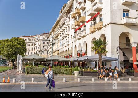 Thessalonique, Grèce - 27 juillet 2021 : architecture résidentielle et de bureau sur la place Aristotelous.C'est la deuxième plus grande ville de Grèce et la capi Banque D'Images