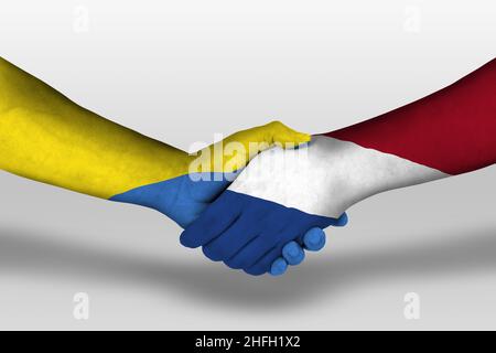 Poignée de main entre les pays-bas et l'ukraine drapeaux peints sur les mains, illustration avec chemin de coupure. Banque D'Images