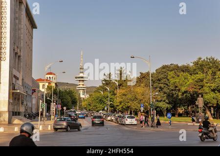 Thessalonique, Grèce - 27 juillet 2021 : paysage urbain avec Nik.Germanou Street, YMCA Park, Young Men's Christian Association bâtiment et télécommunications Banque D'Images