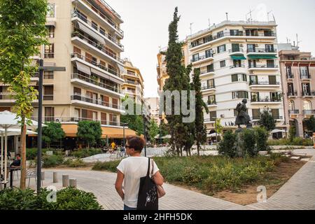 Thessalonique, Grèce - 27 juillet 2021 : architecture résidentielle et de bureau sur la place Fanarioton.Thessalonique est la deuxième plus grande ville de Grèce et Banque D'Images