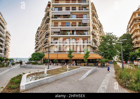 Thessalonique, Grèce - 27 juillet 2021 : architecture résidentielle dans le centre-ville.Thessalonique est la deuxième plus grande ville de Grèce et la capitale du géogr Banque D'Images