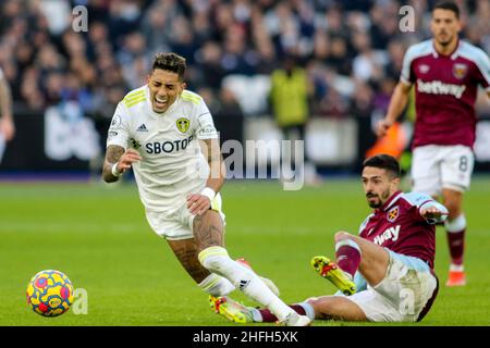 LONDRES, Royaume-Uni JAN 16th Raphinha de Leeds United est fouillé par Manuel Lanzini de West Ham United lors du match de la Premier League entre West Ham United et Leeds United au London Stadium, Stratford, le dimanche 16th janvier 2022.(Crédit : Michael Driver | MI News) crédit : MI News & Sport /Alay Live News Banque D'Images