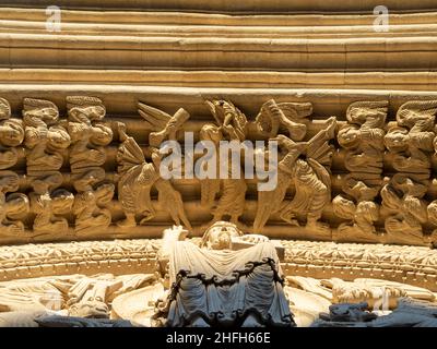 Archivoles de porte de l'église Saint-Trophime et détail tympan, Arles Banque D'Images