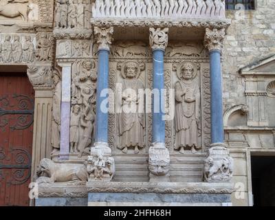 St. Église de Trophime détail du côté droit du portail ouest, Arles Banque D'Images