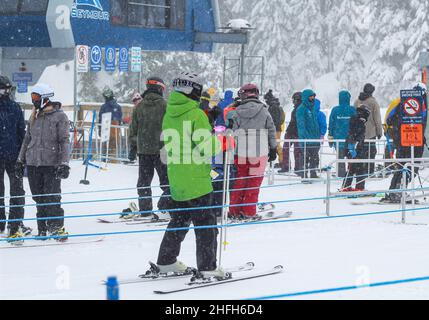 Skieurs de la région de ski debout devant une station de remontée mécanique à la station de ski de Mt Seymour BC, Canada-février 4,2021.Vue sur la rue, photo de voyage, Banque D'Images