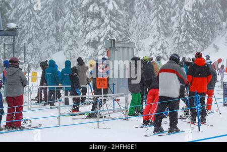 Skieurs de la région de ski debout devant une station de remontée mécanique à la station de ski de Mt Seymour BC, Canada-février 4,2021.Vue sur la rue, photo de voyage, Banque D'Images