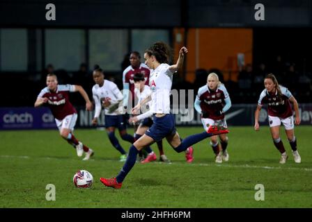 Rosella Ayane (au centre) de Tottenham Hotspur marque le premier but du match de la ligue des femmes Barclays FA au Hive, Barnett.Date de la photo: Dimanche 16 janvier 2022. Banque D'Images