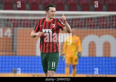 Goaljubel Michael GREGORITSCH (FC Augsburg, withte) après le but à 1-1, pouce vers le haut. Jubilation, joie, enthousiasme, action,image unique, motif unique coupé, demi-figurine, demi-figurine.Football 1st Bundesliga saison 2021/2022, 19th match day, matchday19, FC Augsburg - Eintracht Frankfurt le 16th janvier 2022 WWK ARENA à Augsburg, Banque D'Images