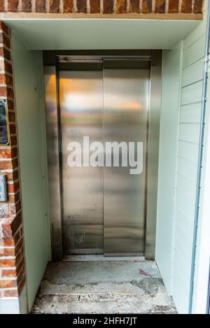 Göteborg, Suède - juin 30 2021 : la porte brillante d'un ascenseur Banque D'Images