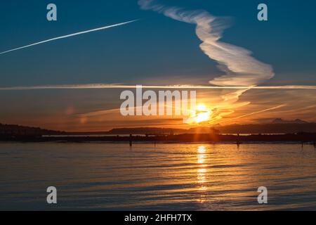 Coucher de soleil d'hiver sur Jetty Island à Port Gardner Bay Everett Washington Banque D'Images