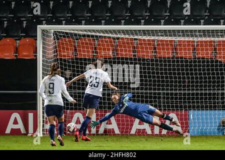 Londres, Royaume-Uni.16th janvier 2022.Londres, Angleterre, 16th janvier 2022 1-0, Rosella Ayane a fait une pénalité pour Tottenham lors du match de football de la Super League FA Womens entre Tottenham Hotspur et West Ham au stade Hive à Londres.Femmes, football, WSL.Richard Callis/SPP crédit: SPP Sport Press photo./Alamy Live News Banque D'Images