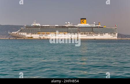 Kerkyra, Corfou, Grèce - 10 août 2021 : bateau de croisière de luxe MS Costa Luminosa amarré dans le port passager.Le navire a été construit en 2009, possédé et exploité b Banque D'Images