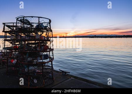 Coucher de soleil d'hiver au-dessus de Jetty Island à Port Gardner Bay Everett Washington - pots de crabe en premier plan Banque D'Images