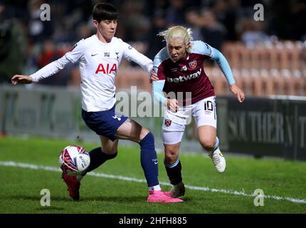 Ashleigh Neville de Tottenham Hotspur (à gauche) et Katerina Svitkova de West Ham United se battent pour le ballon lors du match de la Super League féminine de Barclays FA au Hive, Barnett.Date de la photo: Dimanche 16 janvier 2022. Banque D'Images