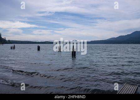 Le lac Quinault est un lac sur la péninsule olympique, dans l'ouest de l'État de Washington.Il est situé dans la vallée du Quinault sculptée par la glace de la Rive du Quinault Banque D'Images