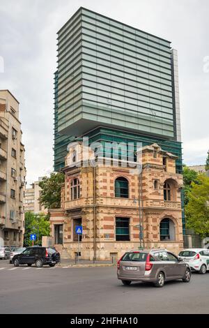 Bucarest, Roumanie - 12 août 2021 : immeuble de bureaux de McKinsey et du siège social de l'Union des architectes nationaux (UAR) dans le centre-ville.Verre moderne Banque D'Images