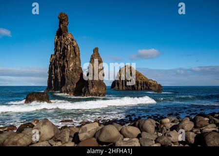 Magnifique paysage côtier avec les îlots de roche « Ilheus da Ribeira da Janela ».Les pinnacles sont un monument célèbre sur la rive nord de Madère. Banque D'Images